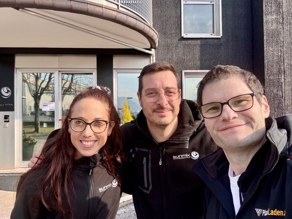 Chiara, Luca und Klaus vor dem Sunmix Gebäude