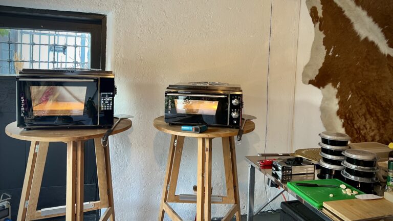 2 Effeuno elektrische Pizzaöfen mit Vorbereitung für eine Pizzaparty