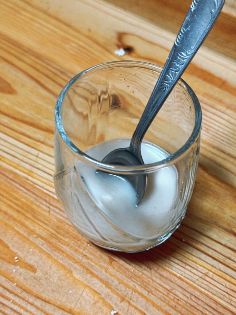 Zeigt das Hefewasser mit 30g Wasser und 4 Germ