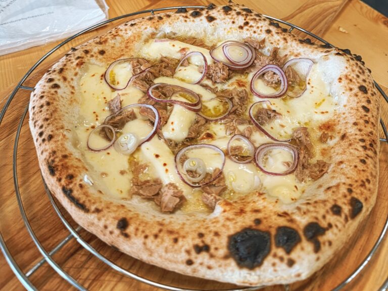 Pizza mit Thunfisch und Zwiebeln - Pizza Bianca