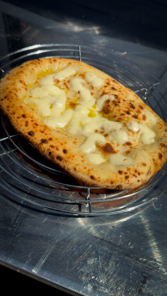 Pizzateig doppelt gebacken mit Fior di Latte