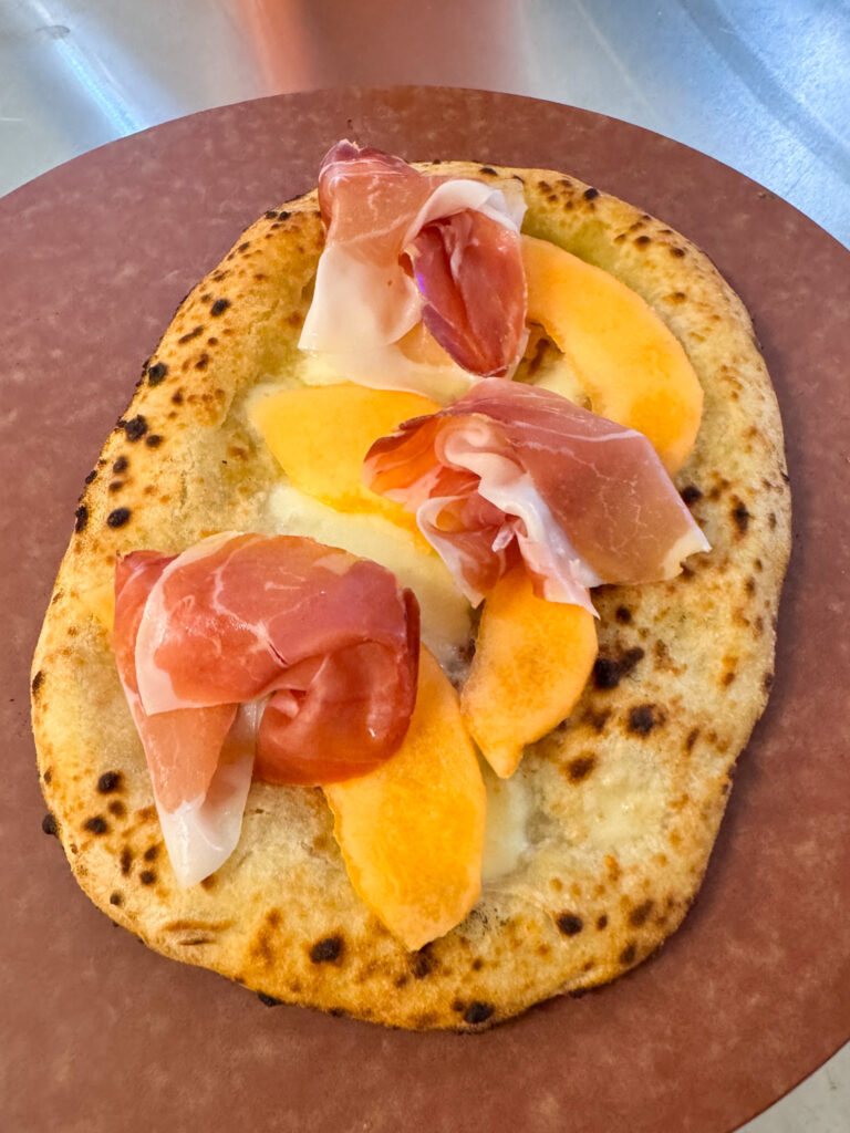 Pizza mit Zuckermelone und Crudo