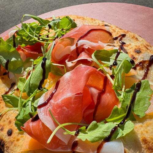 Pizza mit Zuckermelone und Prosciutto Crudo