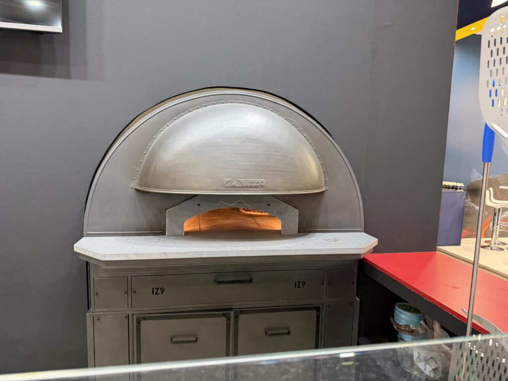 Pizza wird gebcken im Izzo Forni IZ9 Pizzaofen auf der Host Milano 2025